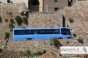 Autobus davanti alle Mura di Giglio Castello, Isola del Giglio