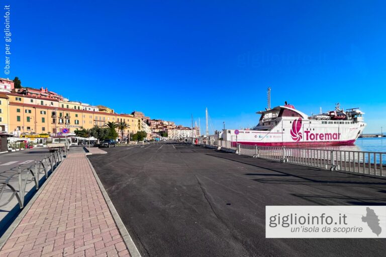 Piazzale Candi a Porto Santo Stefano Imbarco per l'isole Giglio e Giannutri con Traghetto Toremar