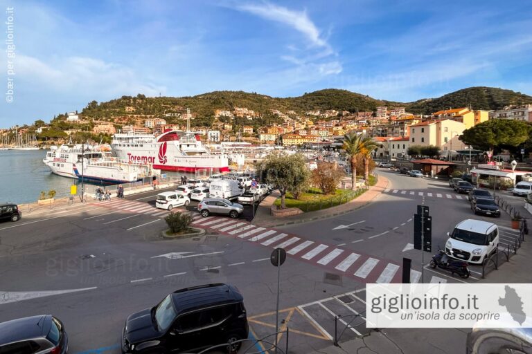 Piazzale Candi a Porto Santo Stefano Imbarco per l'isole Giglio e Giannutri con Traghetto Toremar