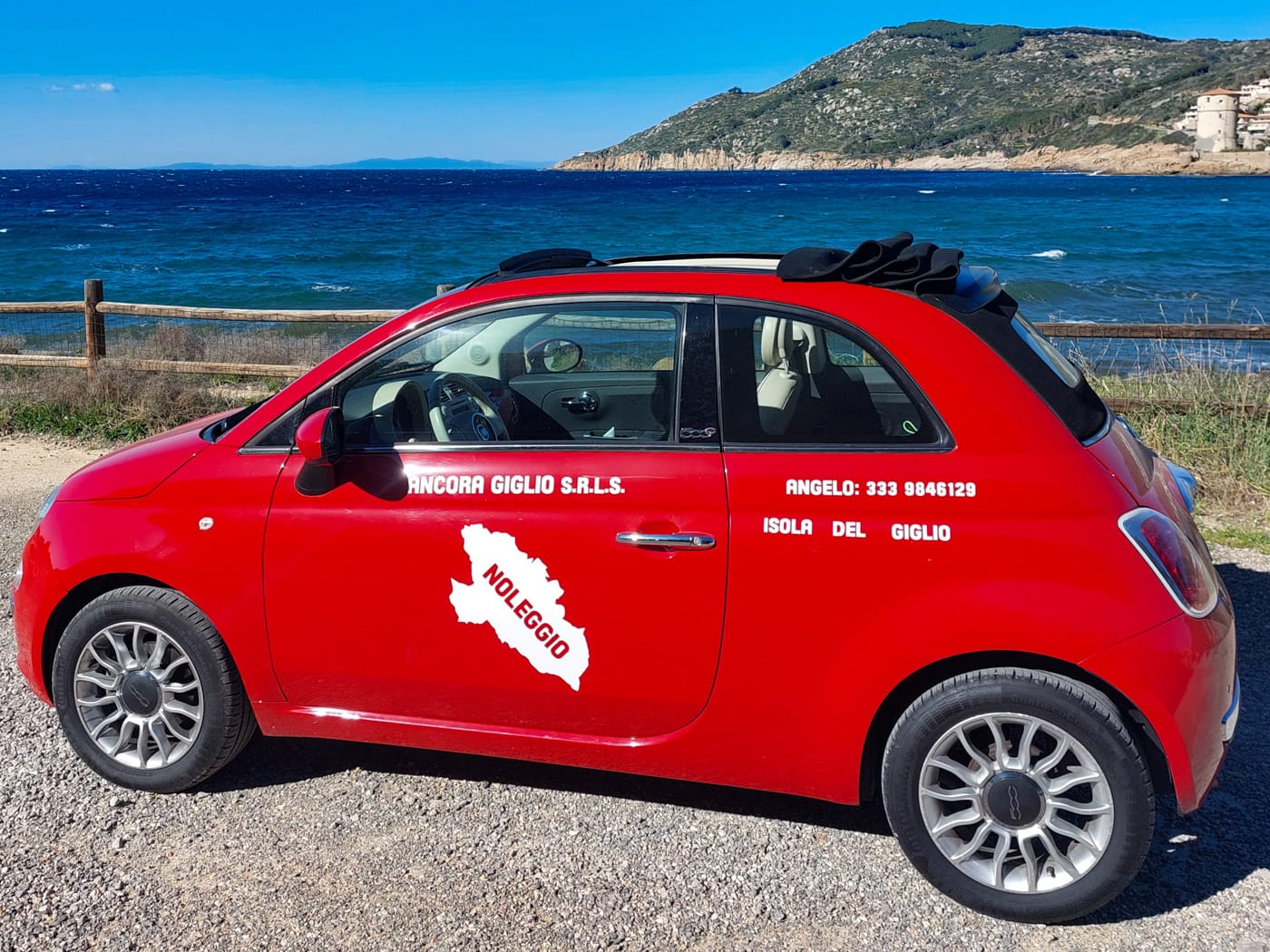 Fiat 500 rosso nella baia di Giglio Campese autonoleggio Ancora