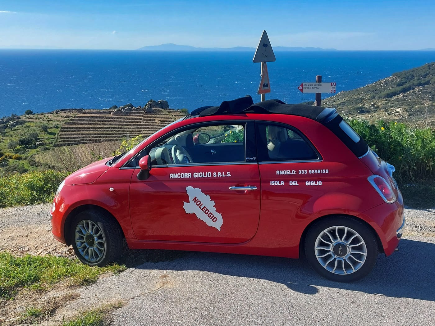 Fiat 500 rosso sulle strade panoramiche dell'Isola del Giglio autonoleggio Ancora