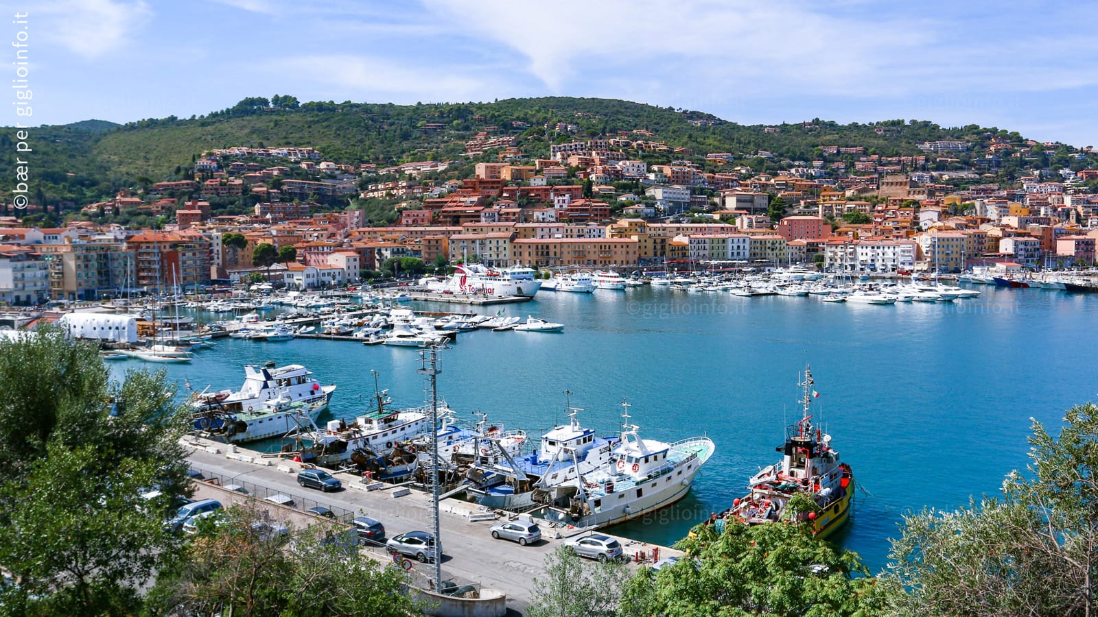 Veduta Porto Santo Stefano con imbarco Traghetti per le isole Giglio e Giannutri