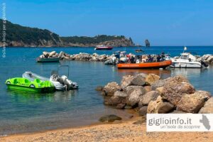 Barca della Guardia Costiera durante il sequestro delle imbarazioni nel Porticciolo di Giglio Campese