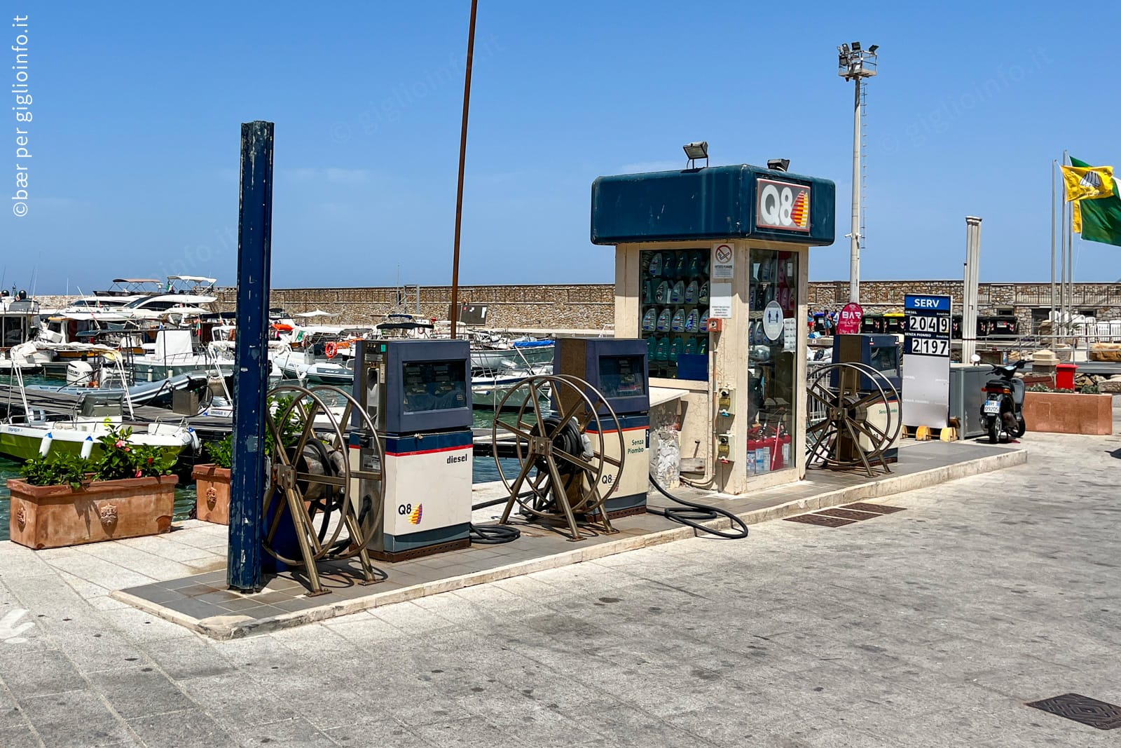 Benzinaio - Stazione di Servizio - Q8 a Giglio Porto, Isola del Giglio