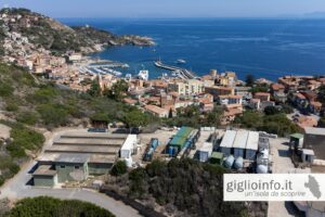 veduta aerea dell'impianto di dissalazione a Giglio Porto, Isola del Giglio