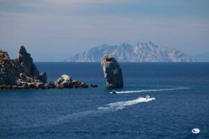 Isola di Montecristo visto dall'Isola del Giglio con Faraglione di Giglio Campese