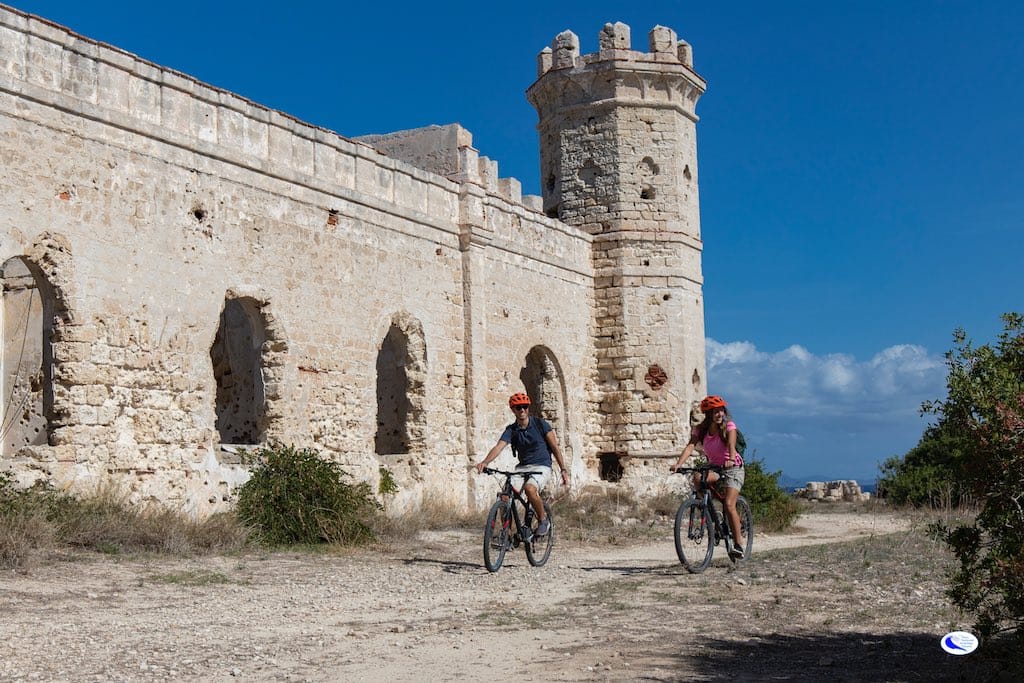 Coppia che fa un'escursione in Mountain Bike all'Isola di Pianosa