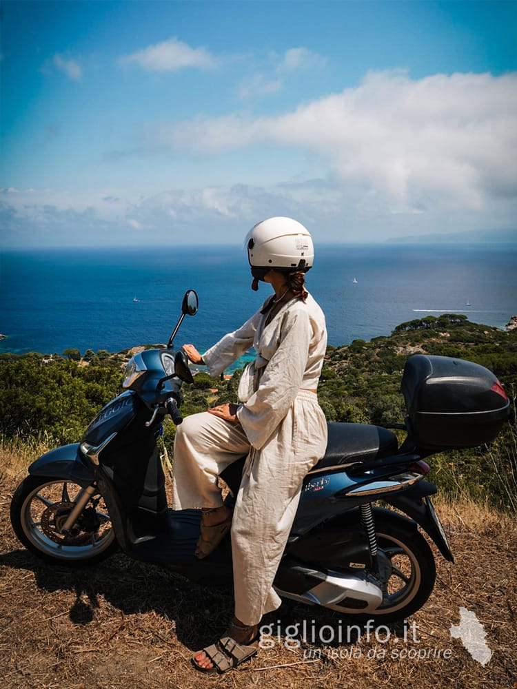 Ragazza sullo scooter della Giglionoleggio che si gode la vista mare... Noleggio Scooter Isola del Giglio Porto