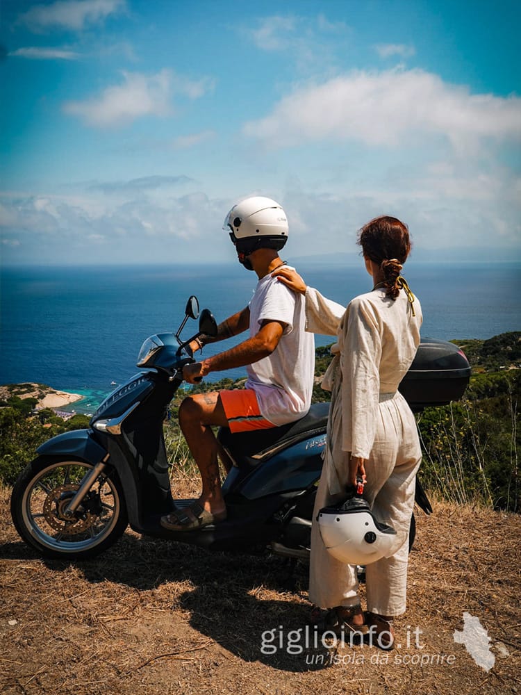 Coppia che gode del panorama dallo scooter - Giglionoleggio Noleggio Scooter Isola del Giglio Porto