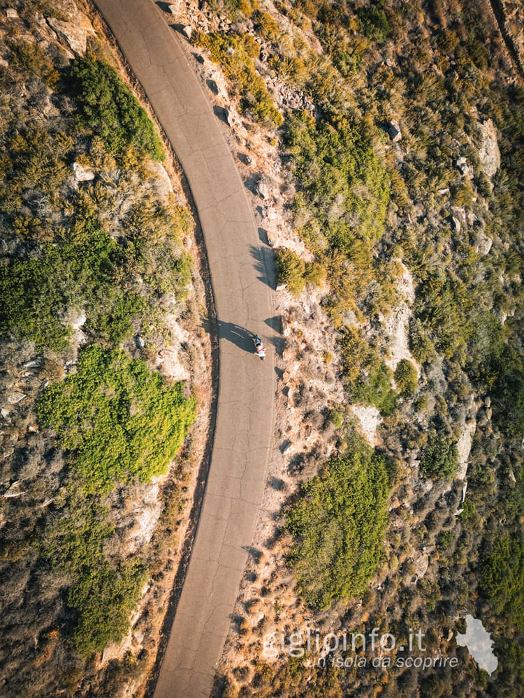 Scooter visto dall'drone all'Isola del Giglio - Giglionoleggio Noleggio Scooter Isola del Giglio Porto