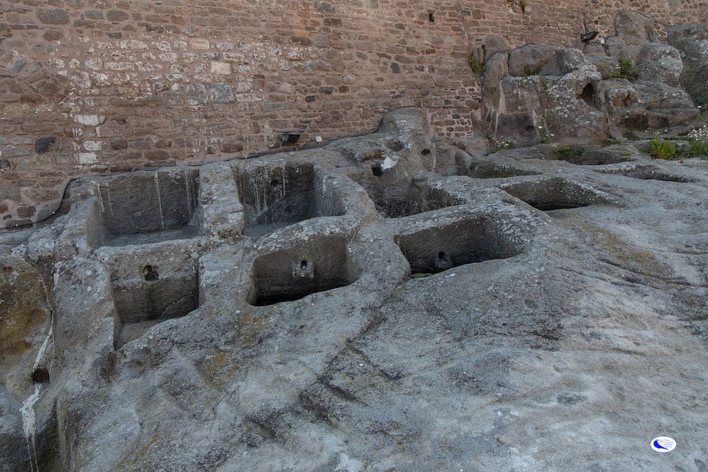 Palmenti con vasche vasche scavate nella roccia, sotto S. Giorgio, Isola di Capraia