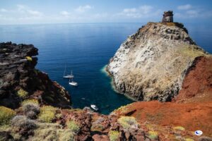 Cala Rossa con Torre dello Zenobito all'Isola di Capraia