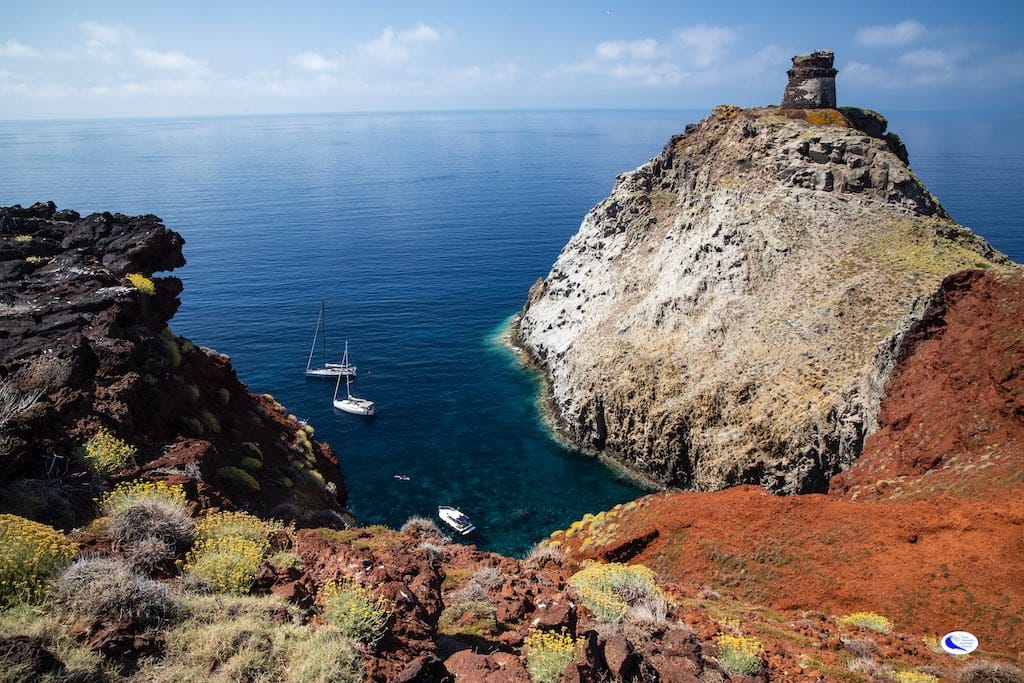 Cala Rossa con Torre dello Zenobito all'Isola di Capraia