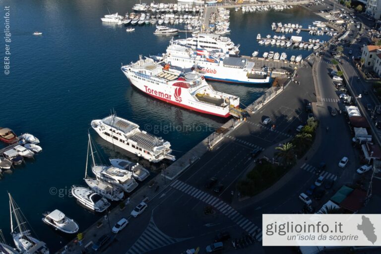 Veduta aerea della piazziale candi, zona imbarco traghetti, Porto Santo Stefano, Porto della Valle