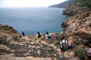 Teen Durante il trekking al capo rosso isola del giglio