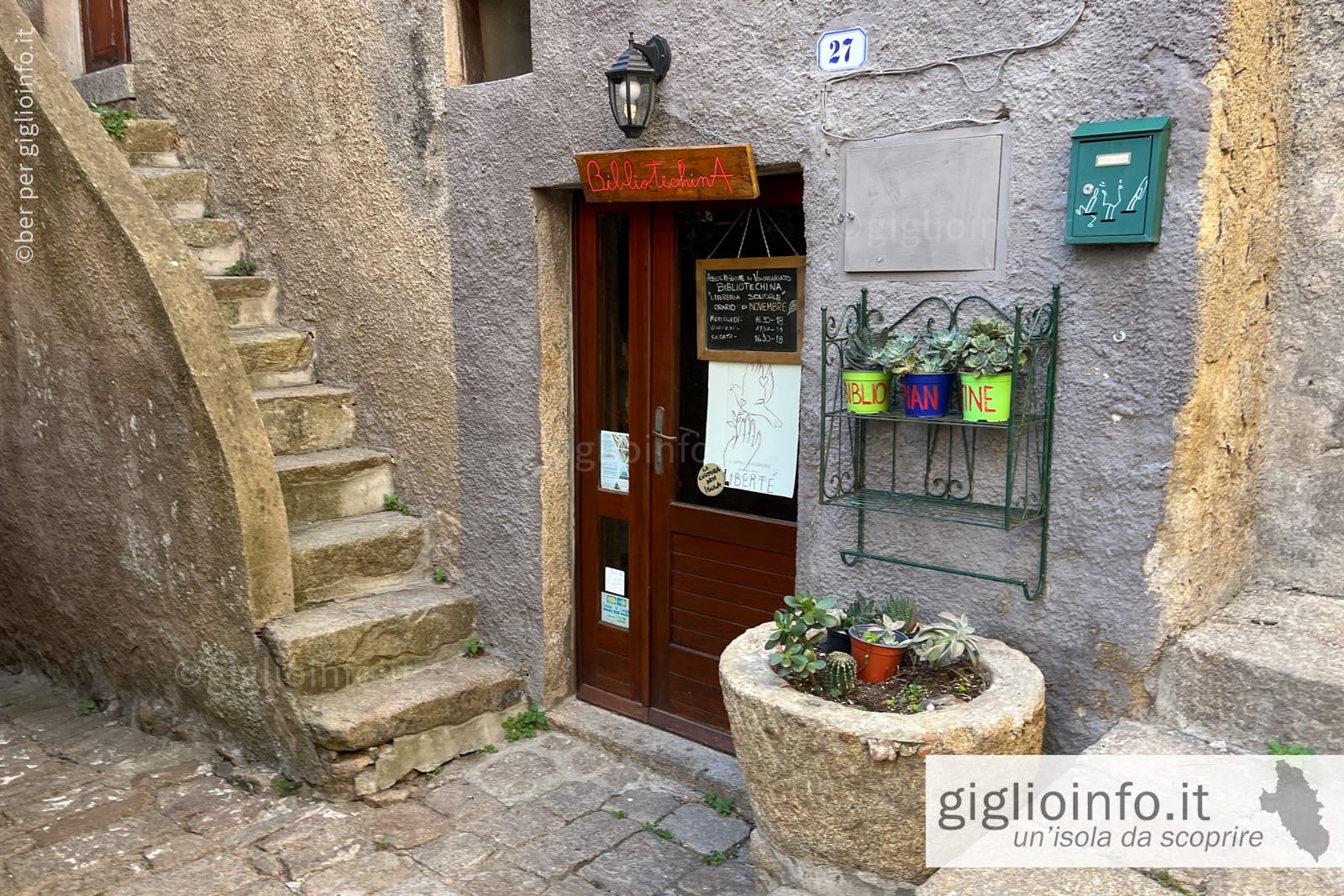 Entrata della bibliotechina Giglio castello, isola del Giglio