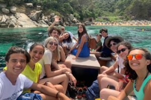 ForesTEEN Academy gruppo di ragazzi sulla barca davanti alla spiaggia delle Cannella