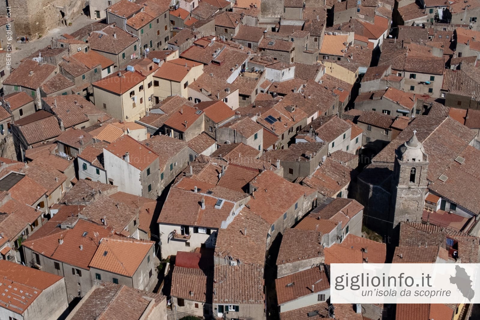 Veduta tetti di Giglio Castello con campanile, Isola del Giglio, vista dall'alto con il drone