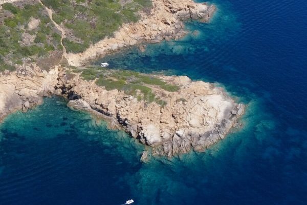 Caletta Capo Marino sulla costa dell'Isola del Giglio visto dal Drone