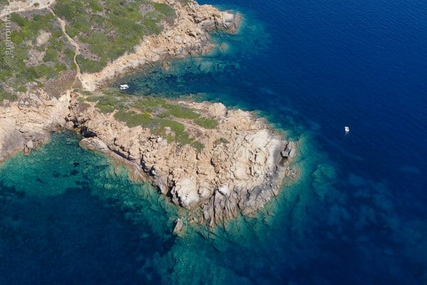 Caletta Capo Marino sulla costa dell'Isola del Giglio visto dal Drone