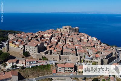 Veduta Giglio Castello dal Drone con il mare la terra ferma