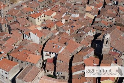 Veduta vicolo e tetti di Giglio Castello dal drone