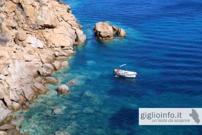 Gozzo ancorato in caletta - Costa Isola del Giglio