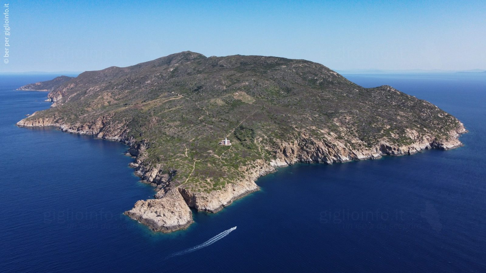 Veduta della punta meridionale dell'isola del Giglio con Faro di Capel Rosso