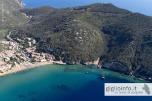 Veduta aerea con drone della teleferica, marina del giglio e strada per l'Allume, Drone dall'alto