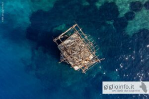l'ultimo pilone della teleferica della miniera del Franco a Giglio Campese, Drone dall'alto