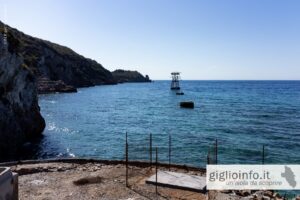 Come era l'anno scorso: I resti dei piloni della teleferica della miniera a Giglio Campese