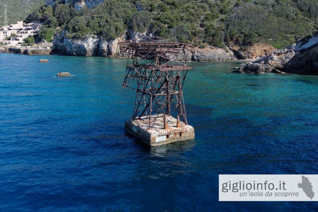 Resti dell'ultimo pilone della teleferica della Miniera di Franco a Giglio Campese, Isola del Giglio, Drone dall'alto