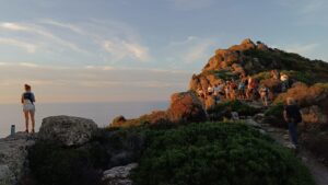 Gruppo di Trekking sull'Isola di Capraia al Tramonto